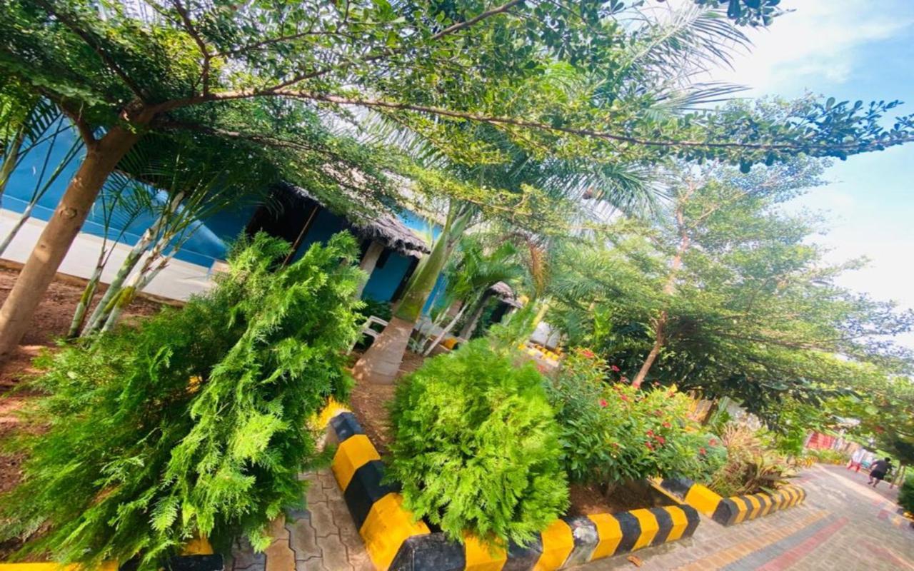 Hotel Megha Resort Hampi Exteriör bild